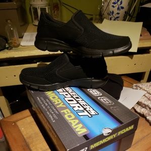 No lace-up sketchers